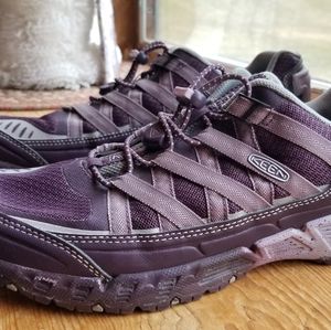 NWOT Keen Versatrail Hiking Women's sneaker 9B